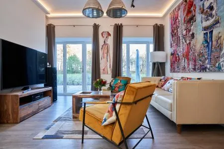 Wohn- /Essbereich: Sofa, Sitzbereich, Essbereich, TV FeWo Seemannsgarn in PRORA - 7.04