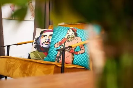 Wohn- /Essbereich: Sofa, Sitzbereich, Essbereich, TV FeWo Seemannsgarn in PRORA - 7.04