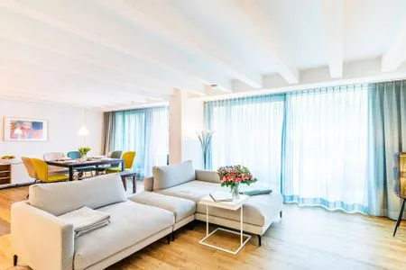 Wohn/Essbereich: Sofa, Sitzbereich, Essbereich, TV Flachbild, Zugang zum Balkon, Loungemöbel auf dem Balkon FeWo Sunny in PRORA - 4.06