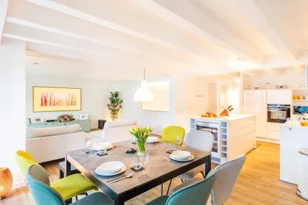 Wohn/Essbereich: Sofa, Sitzbereich, Essbereich, TV Flachbild, Zugang zum Balkon, Loungemöbel auf dem Balkon FeWo Sunny in PRORA - 4.06