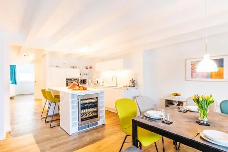 Wohn/Essbereich: Sofa, Sitzbereich, Essbereich, TV Flachbild, Zugang zum Balkon, Loungemöbel auf dem Balkon FeWo Sunny in PRORA - 4.06