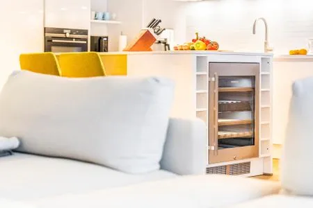 Wohn/Essbereich: Sofa, Sitzbereich, Essbereich, TV Flachbild, Zugang zum Balkon, Loungemöbel auf dem Balkon FeWo Sunny in PRORA - 4.06