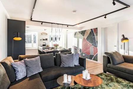 Wohn-/Essbereich: Couchgruppe mit Tisch, Smart-TV, Essbereich, Zugang zum Balkon mit Tisch und Stühlen (Seeseite), Sonne FeWo Hideaway in PRORA - 2.45