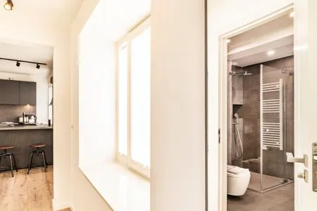 Badezimmer 1: Badewanne, WC, Waschbecken, Haartrockner FeWo Hideaway in PRORA - 2.45