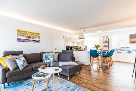 Wohnzimmer: Schlafsofa, TV, Zugang zum Balkon FeWo Baltic Sunrise in PRORA - 3.33