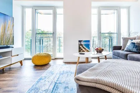 Wohnzimmer: Schlafsofa, TV, Zugang zum Balkon FeWo Baltic Sunrise in PRORA - 3.33