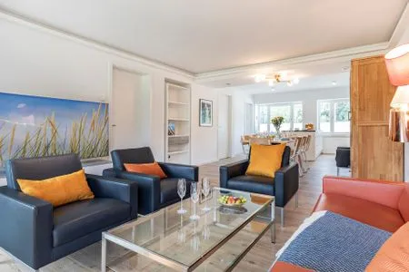 Wohnzimmer: Sitzgruppe mit Couchtisch, LED-Flachfernseher, WLAN, Kabel FeWo Seeadler in PRORA - 2.11