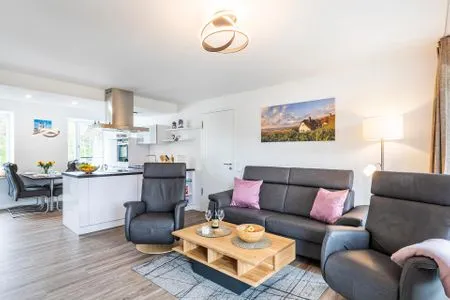 Wohnzimmer: Sofa, 2 Sessel, TV, Zugang zum Balkon FeWo Küstenliebe in PRORA - 2.21