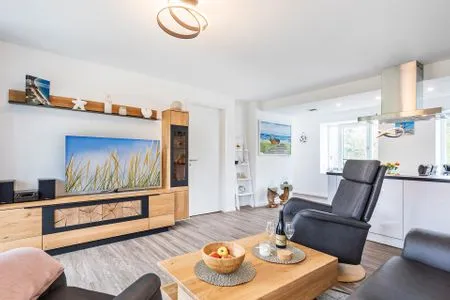 Wohnzimmer: Sofa, 2 Sessel, TV, Zugang zum Balkon FeWo Küstenliebe in PRORA - 2.21