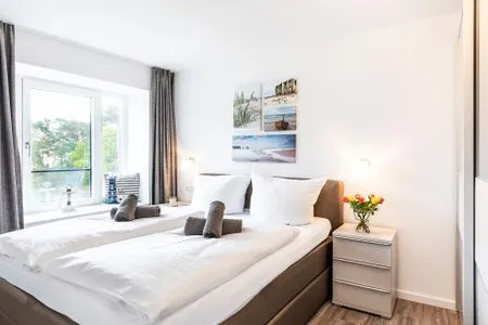 Schlafzimmer 1: Doppelbett (180x200), TV, Kleiderschrank FeWo Küstenliebe in PRORA - 2.21