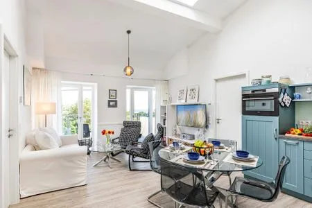 Wohnzimmer: Sofa, TV, Zugang zum Balkon FeWo Seeblick in PRORA - 2.54