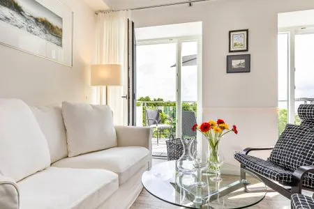 Wohnzimmer: Sofa, TV, Zugang zum Balkon FeWo Seeblick in PRORA - 2.54