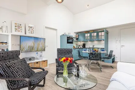 Wohnzimmer: Sofa, TV, Zugang zum Balkon FeWo Seeblick in PRORA - 2.54