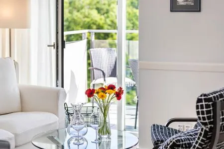 Wohnzimmer: Sofa, TV, Zugang zum Balkon FeWo Seeblick in PRORA - 2.54