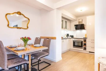 Wohnzimmer: Couch, TV, Essbereich, Zugang zum Balkon FeWo Seeigel in PRORA - 6.34