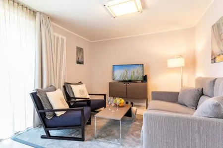 Wohn-/Essbereich: Couchtisch, 2 Sessel, Schlafcouch (150x200), Essbereich, TV FeWo Sonnenschein in PRORA / Indoorpool