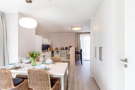 Wohn-/Essbereich: Couchtisch, 2 Sessel, Schlafcouch (150x200), Essbereich, TV FeWo Sonnenschein in PRORA / Indoorpool