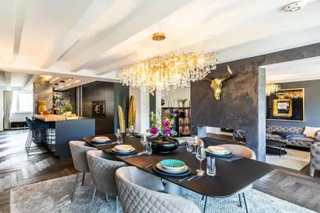 Wohn/Essbereich: 2 Sofas, Sitzbereich, electr. Kamin, Essbereich, TV, Zugang zum Balkon FeWo Ambiente Deluxe in PRORA - 3.21