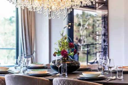 Wohn/Essbereich: 2 Sofas, Sitzbereich, electr. Kamin, Essbereich, TV, Zugang zum Balkon FeWo Ambiente Deluxe in PRORA - 3.21