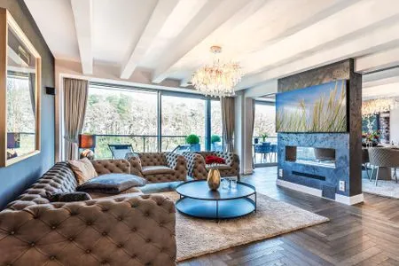 Wohn/Essbereich: 2 Sofas, Sitzbereich, electr. Kamin, Essbereich, TV, Zugang zum Balkon FeWo Ambiente Deluxe in PRORA - 3.21