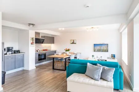 Wohnzimmer: Schlafcouch, TV, Essbereich, Zugang zum Balkon FeWo Dünenwald in PRORA - 6.44