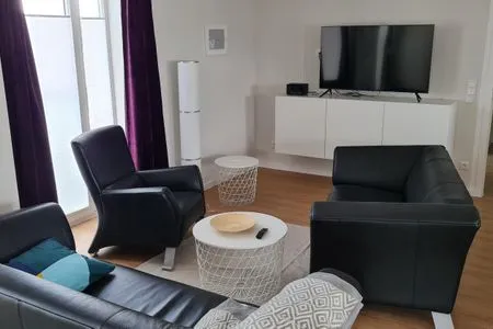 Wohn/Essbereich: Sitzgruppe mit 3-er, 2-er Couch und Sessel, Smart-TV, Essbereich mit 4 Stühlen FeWo Meeresglück in PRORA . 7.37