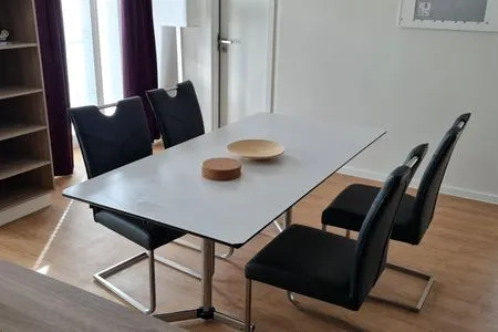 Wohn/Essbereich: Sitzgruppe mit 3-er, 2-er Couch und Sessel, Smart-TV, Essbereich mit 4 Stühlen FeWo Meeresglück in PRORA . 7.37