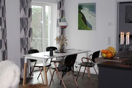 Wohnzimmer: Sofa, TV, Essbereich, Zugang zum Balkon FeWo Treibholz in PRORA - 7.41