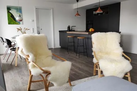 Wohnzimmer: Sofa, TV, Essbereich, Zugang zum Balkon FeWo Treibholz in PRORA - 7.41