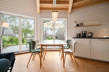 4 Ferienhaus Kirana - Kugelhaus am Tollensesee - Essbereich mit Gartenblick  Kugelhaus Kirana