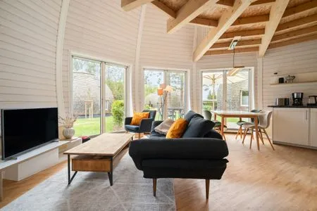 3 Ferienhaus Kirana - Kugelhaus am Tollensesee - großer Wohnbereich mit Blick ins Grüne  Kirana