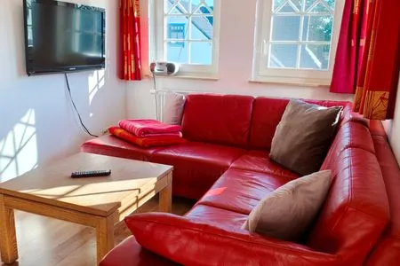 Wohnbereich mit Sofa und TV  Villa Carpe Diem Wohnung 9