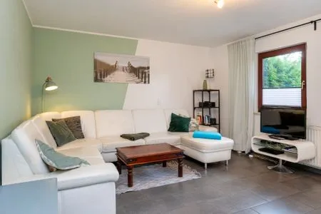 Wohnbereich mit Sofa und TV  Haus Zeitlos