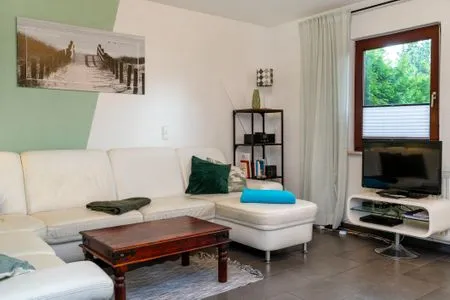 Wohnbereich mit Sofa und TV  Haus Zeitlos