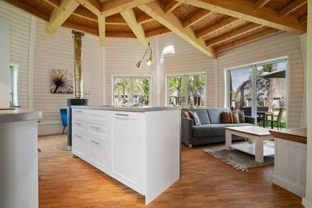 3 Kugelhaus Chiara am Tollensesee Penzlin – Offener Wohn- und Essbereich mit gemütlicher Atmosphäre und modernem Design  Kugelhaus Chiara