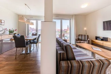 3 Ferienwohnung Sieglinde Hafenresidenz Waren (Müritz) – Helles Wohn- und Esszimmer mit Panoramablick auf den Hafen  Sieglinde