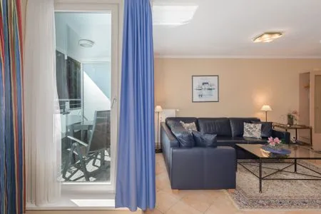 Ferienwohnung Apartment an der Seebrücke Zingst - Wohnzimmer mit Balkonzugang  Apartment an der Seebrücke