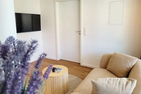 Sofalounge und Smart TV im geräumigen Wohnzimmer Gemütliche Ferienwohnung mit Meerblick und Terrasse - Nur 50 Meter zum Strand inkl. Parkplatz und Fahrradunterstellplatz