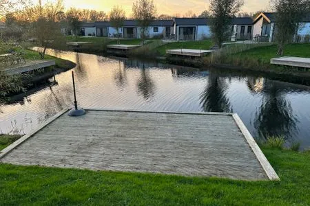  EuroParcs De IJssel Eilanden Chalet Reevemeer mit Steg IJE511