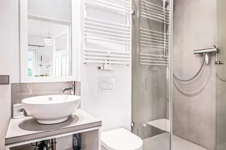 Badezimmer Strandvilla Beletage - exklusive Wohnung mit einzigartigem Meer - und Hafenblick