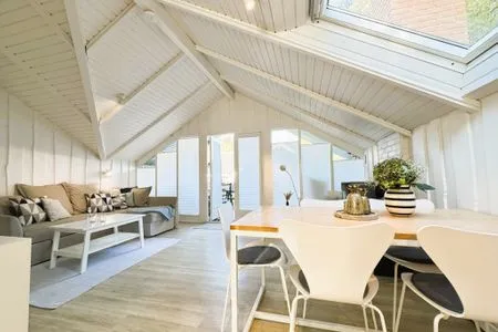 Wohnbereich mit Essplatz, Couchecke, Kamin und TV Lille Hus