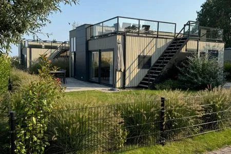  EuroParcs Enkhuizer Strand Cube Elite Paradiso mit Zaun Haus Nr. 211