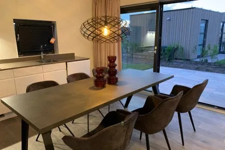  EuroParcs Enkhuizer Strand Cube Elite Paradiso mit Zaun Haus Nr. 211