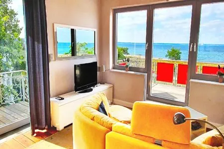 Wohnzimmer Strandvilla Beletage - exklusive Wohnung mit einzigartigem Meer - und Hafenblick