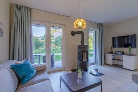 2 Ferienwohnung Große Strandburg Ostseebad Wustrow ZweiWasser Alte Seefahrtschule Wohnzimmer mit Kamin  Große Strandburg
