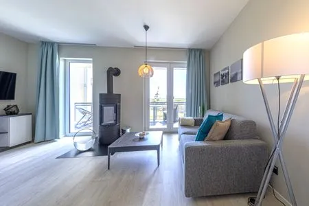 2 Ferienwohnung Große Strandmuschel Ostseebad Wustrow ZweiWasser Alte Seefahrtschule Wohnbereich mit Kamin  Große Strandmuschel