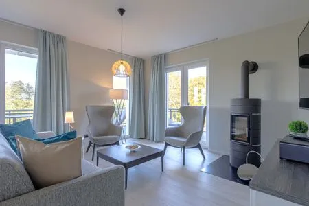 2 Ferienwohnung Strandlaeufer Ostseebad Wustrow ZweiWasser Alte Seefahrtschule Helles Wohnzimmer mit Kamin  Strandlaeufer