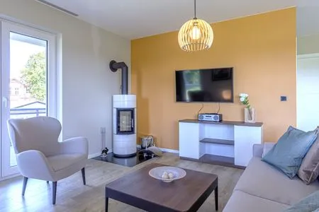 2 Ferienwohnung Strandliebe Ostseebad Wustrow ZweiWasser Alte Seefahrtschule Wohnzimmer mit Kamin  Strandliebe