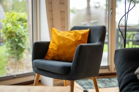 4 Ferienhaus Nordkugel – Kugelhaus am Tollensesee – gemütlicher Sessel mit Blick in den Garten  Nordkugel