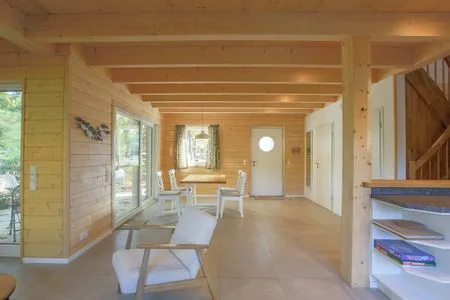 3 Einfamilienhaus Am Hafen 21 in Zieslow — heller Eingangs- und Essbereich mit Holzvertäfelung, großer Schiebetür  Am Hafen 21